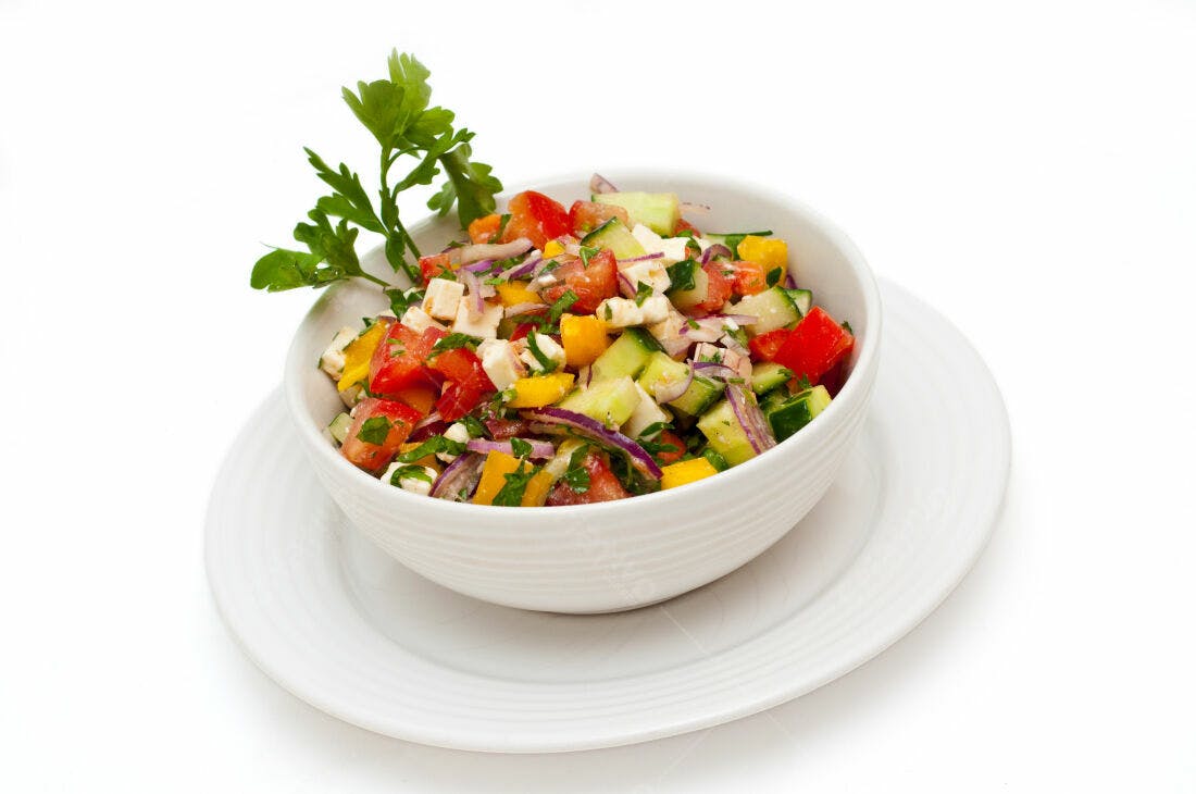 Salada Grega colorida em tigela branca