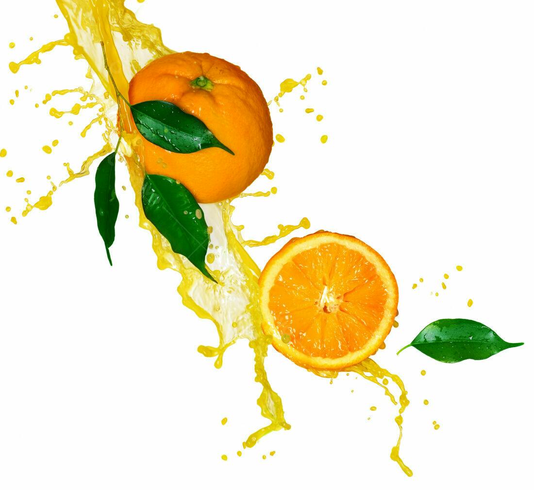 Laranjas e suco em splash vibrante