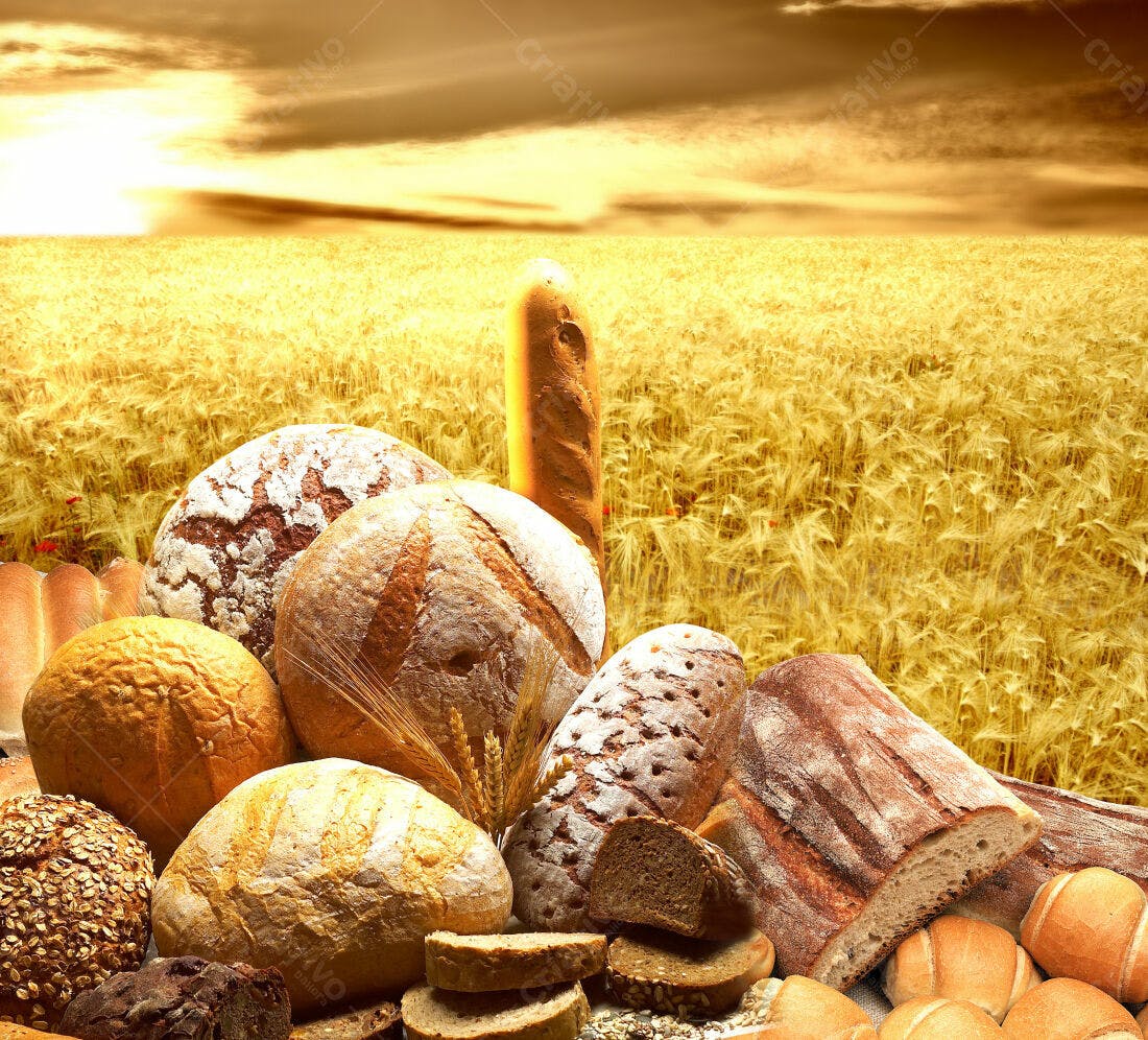 Pães artesanais em campo de trigo ao pôr do sol