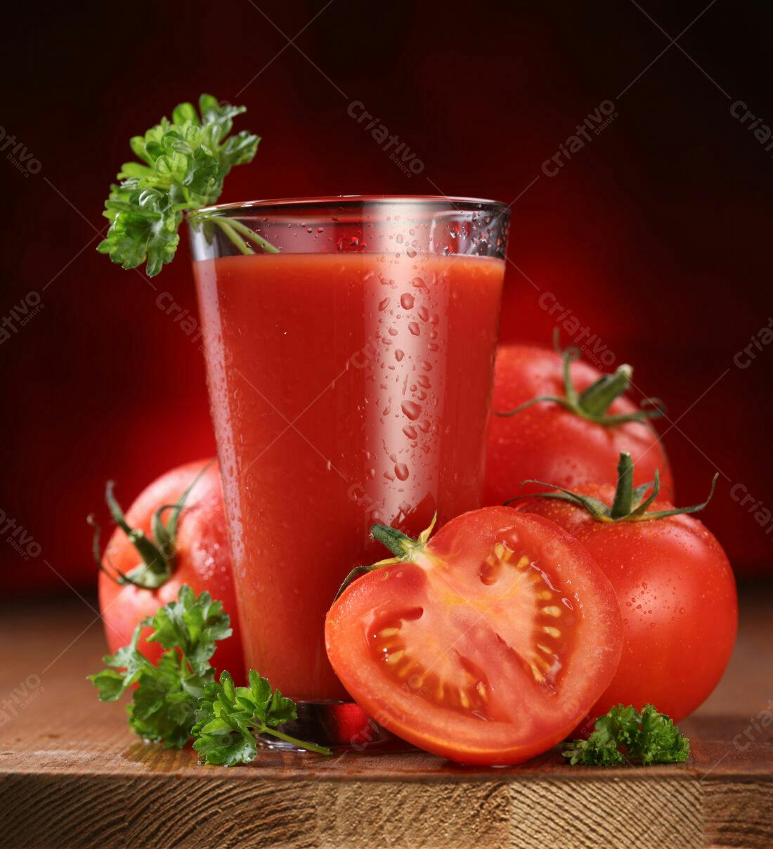 Suco de tomate fresco com tomates vermelhos