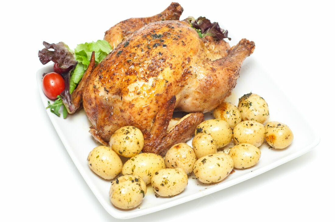 Frango assado com batatas e salada