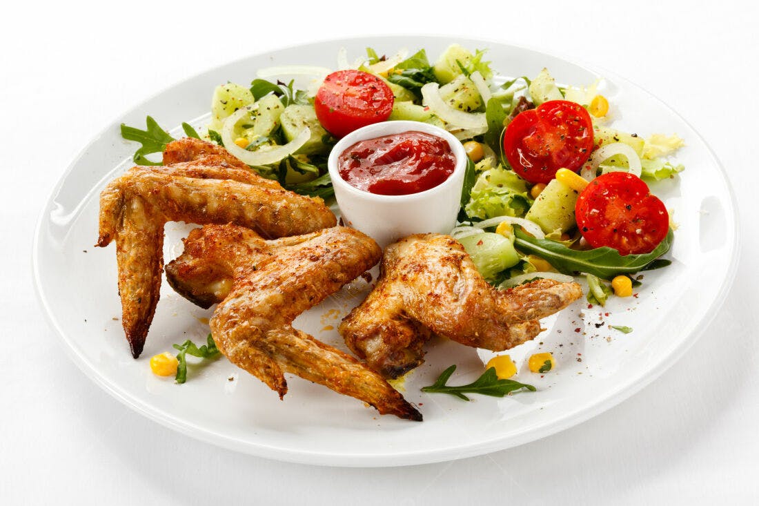 Asas de Frango Assadas com Salada e Molho