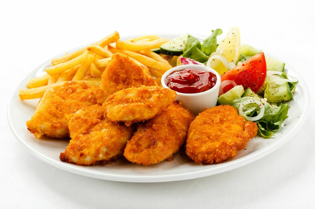 Frango à milanesa batatas fritas e salada