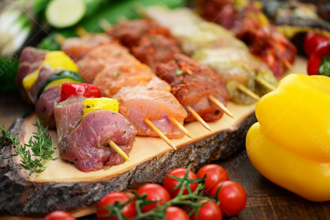 Espetos de carne com legumes coloridos