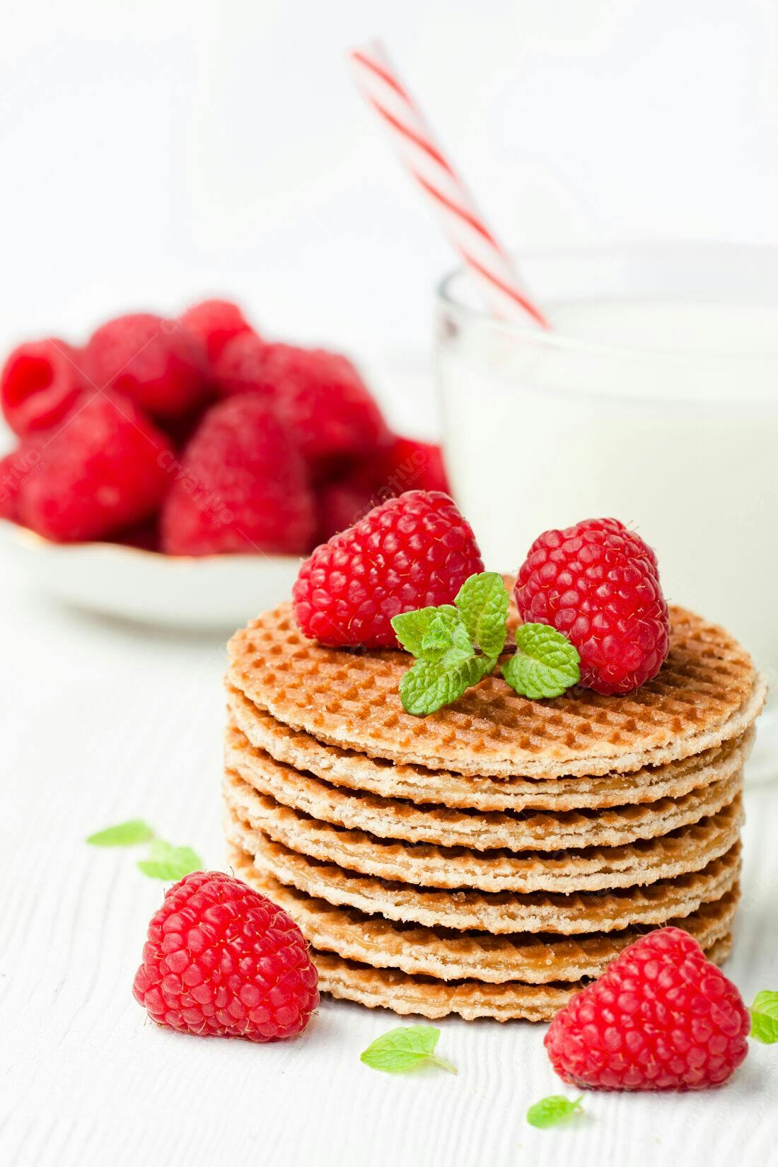Waffles holandeses com framboesas e leite