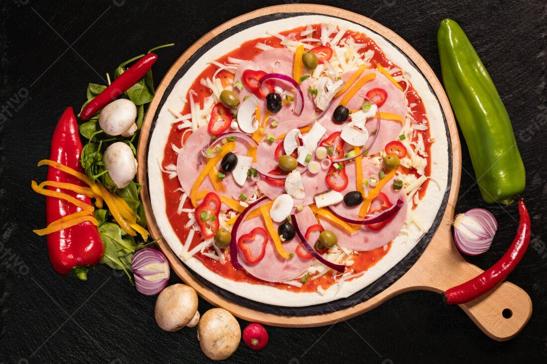 Pizza com Presunto e Vegetais Frescos