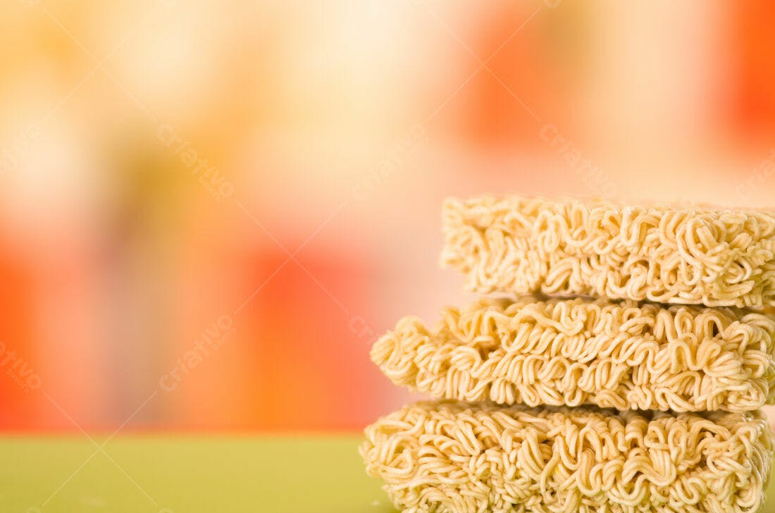 Macarrão instantâneo empilhado fundo laranja