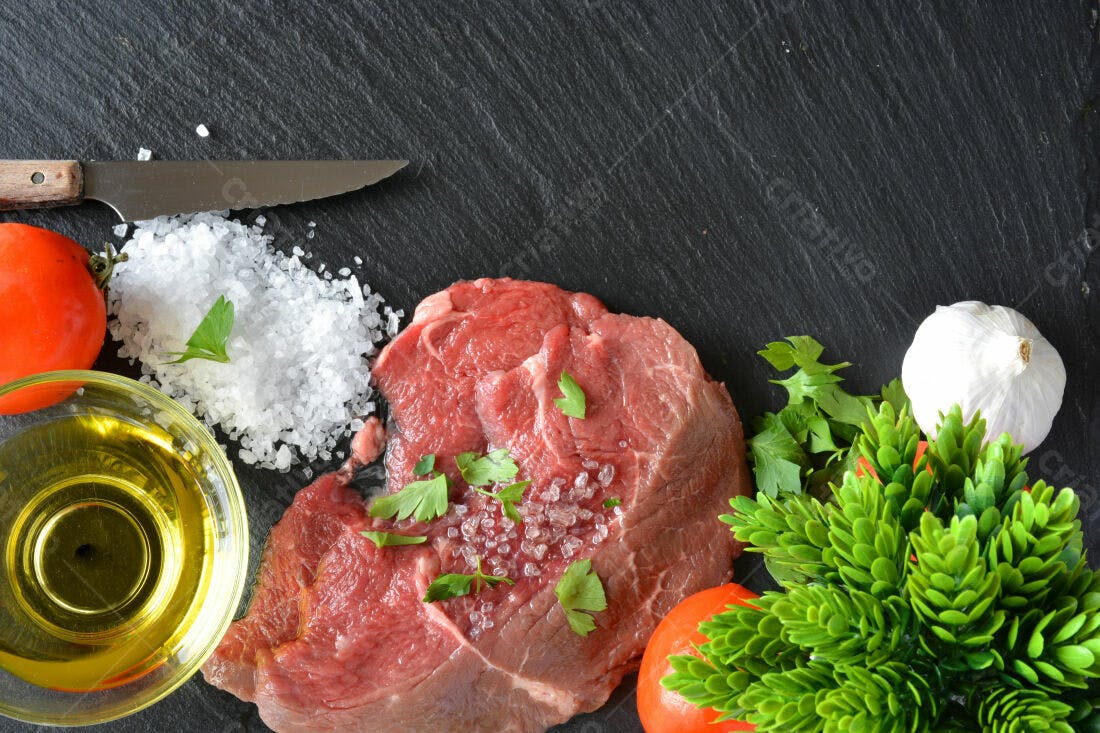 Carne bovina temperada com sal e ervas
