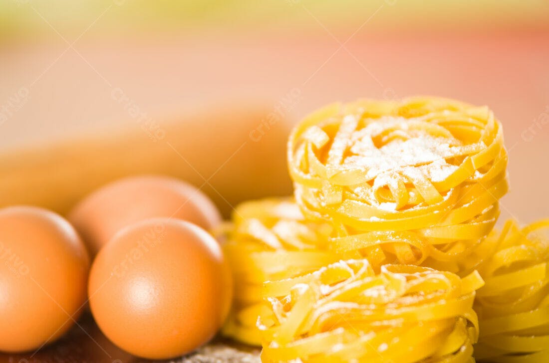 Talharim com ovos e farinha