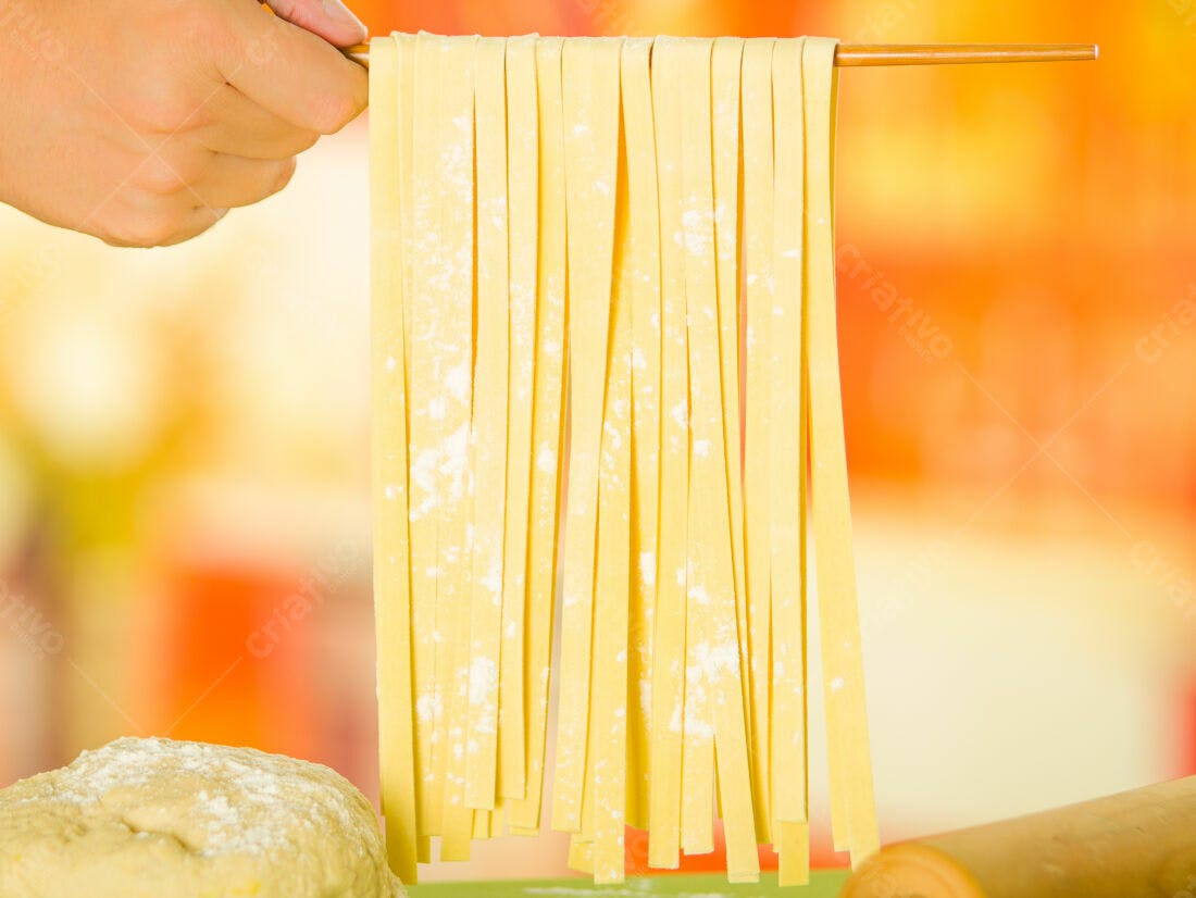 Massa fresca de tagliatelle com farinha
