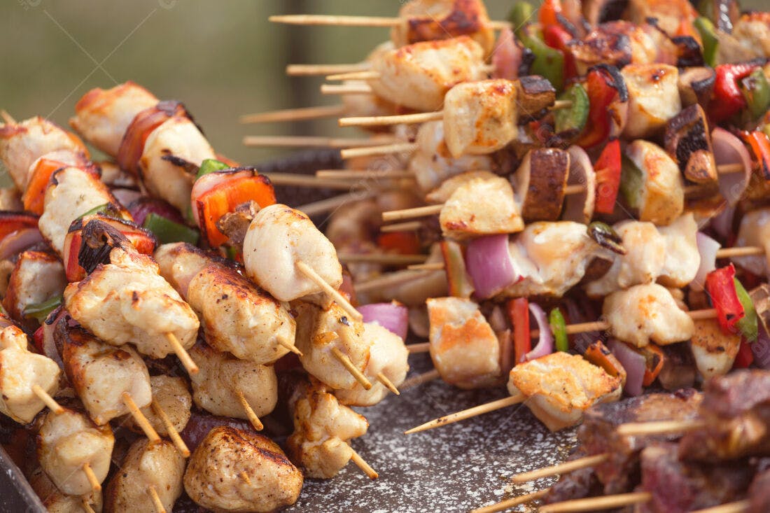 Espetos de Frango e Vegetais Assados