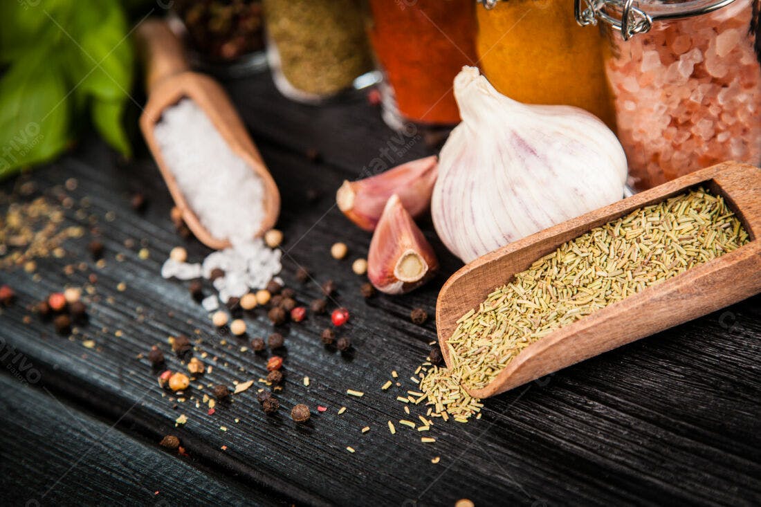 Especiarias frescas e alho sobre madeira escura