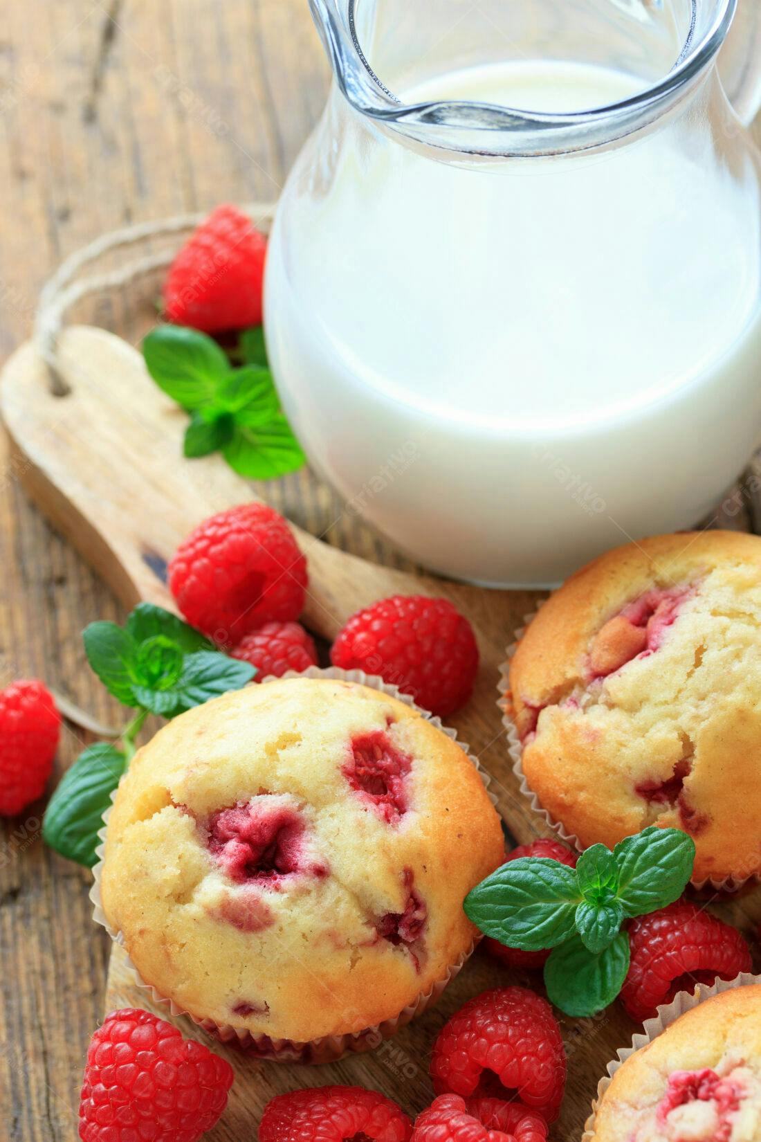 Muffins de framboesa com leite e hortelã