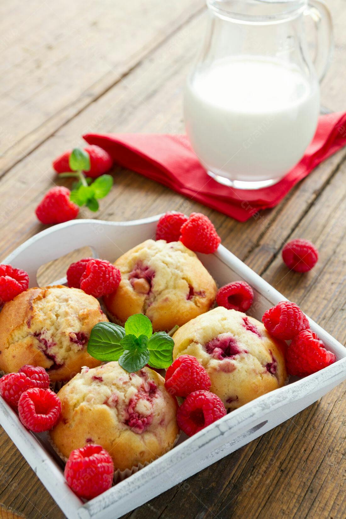 Muffins de framboesa em bandeja rústica