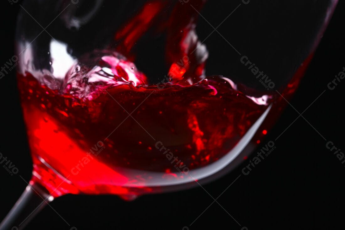 Vinho Tinto sendo servido em taça