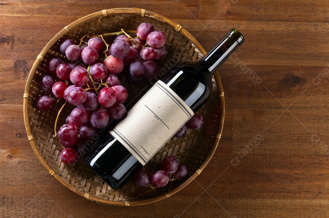 Garrafa de vinho tinto com uvas em cesta