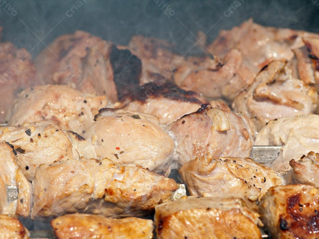 Carne grelhada na churrasqueira