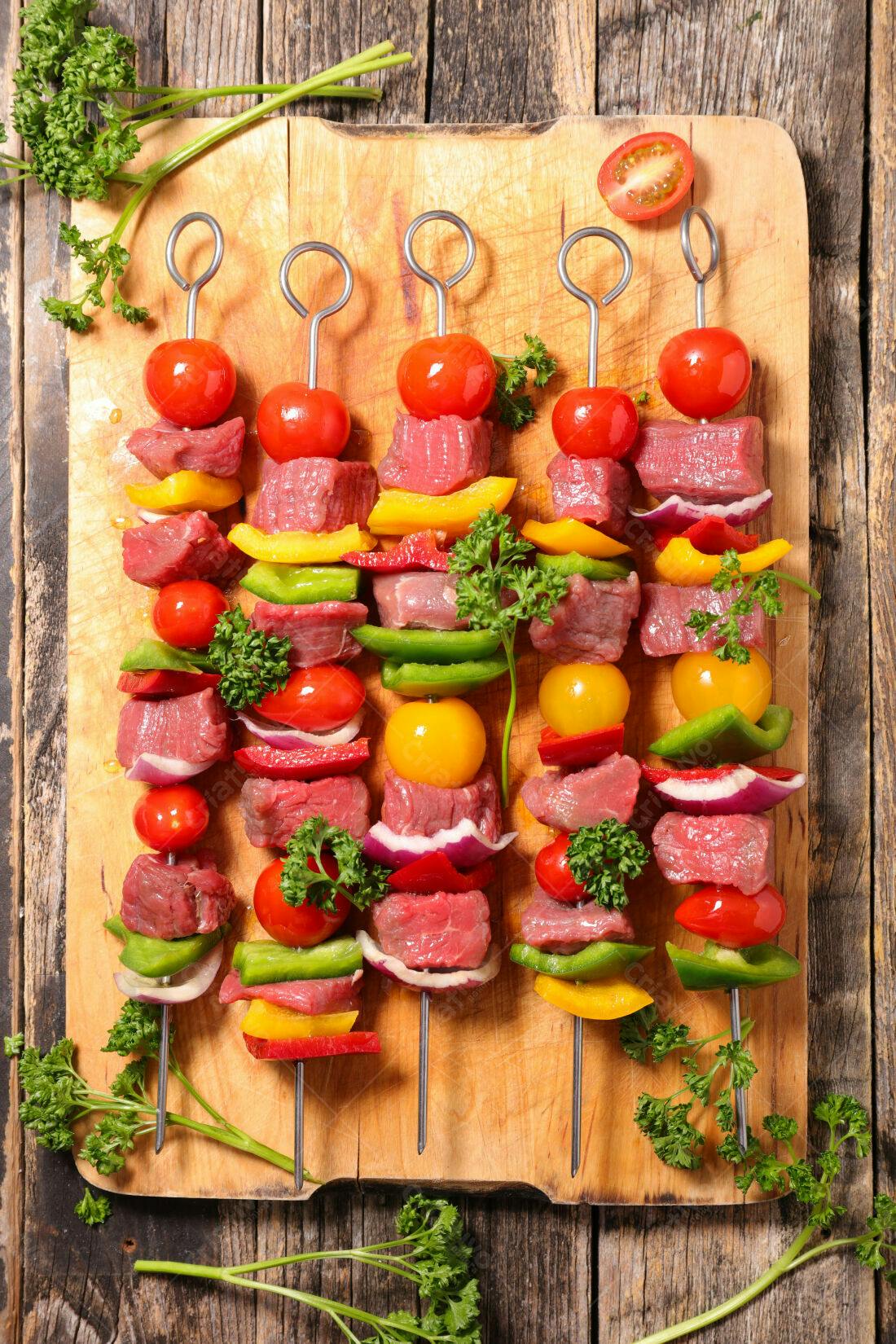 Espetos de carne com legumes coloridos