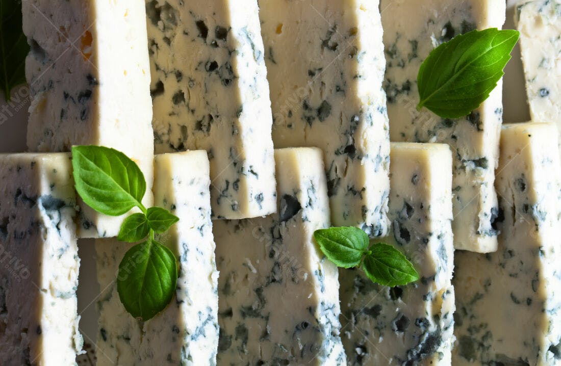 Queijo Gorgonzola fatiado com manjericão