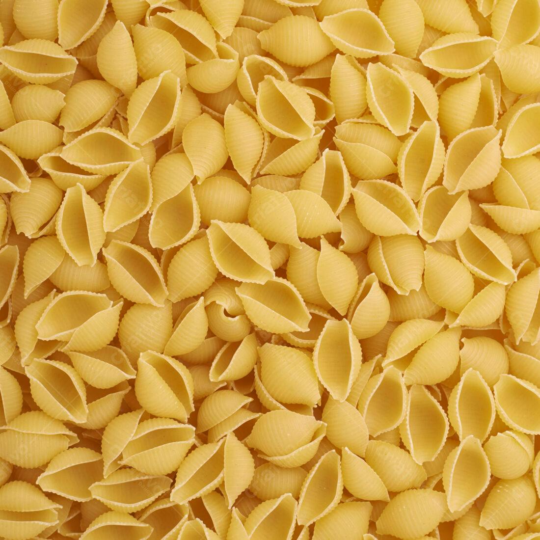 Conchas de macarrão cruas textura fundo