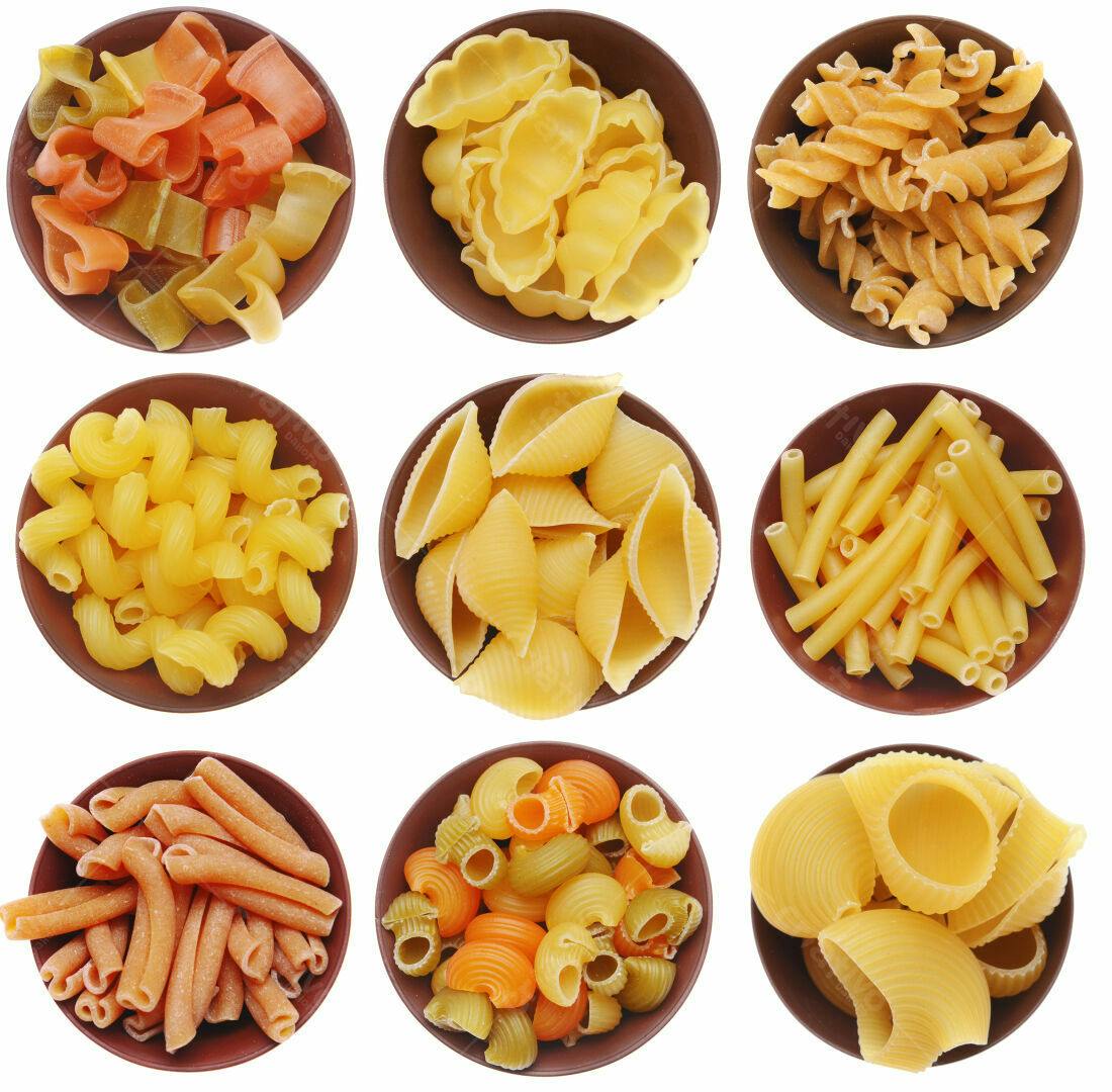 Diversos tipos de macarrão em tigelas