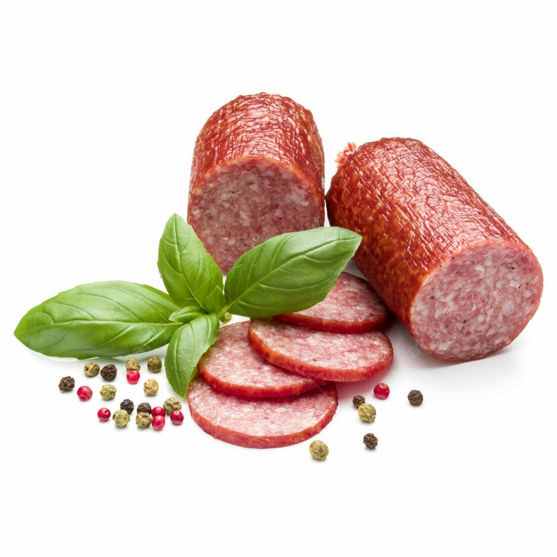 Salame fatiado com manjericão e pimenta