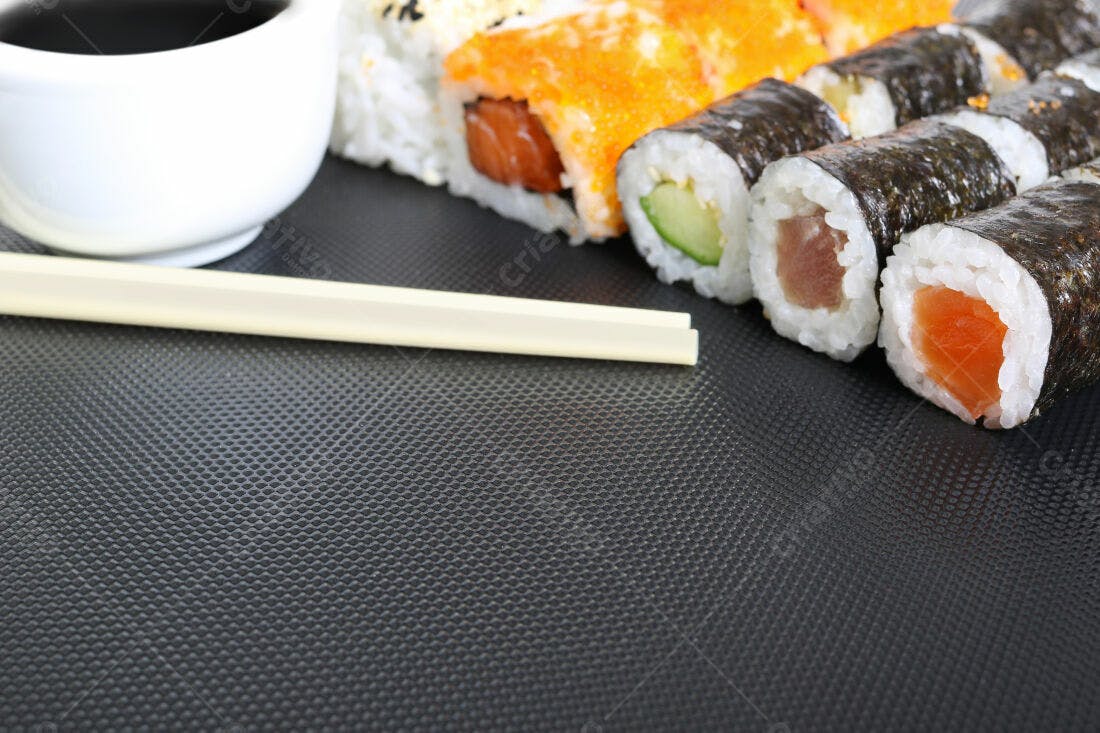 Sushi variado com molho de soja e palitos