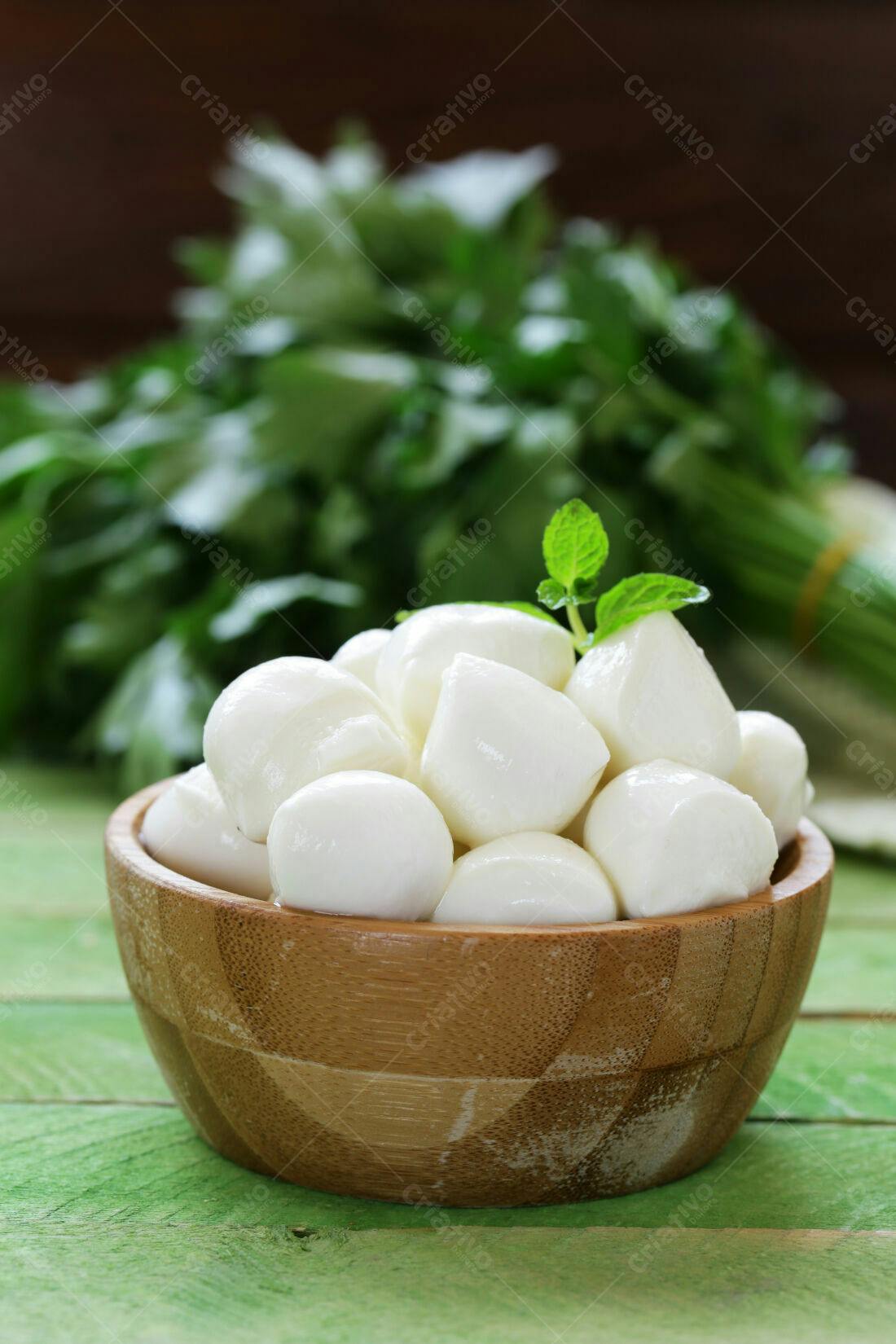 Bolinhas de mussarela em bowl de bambu