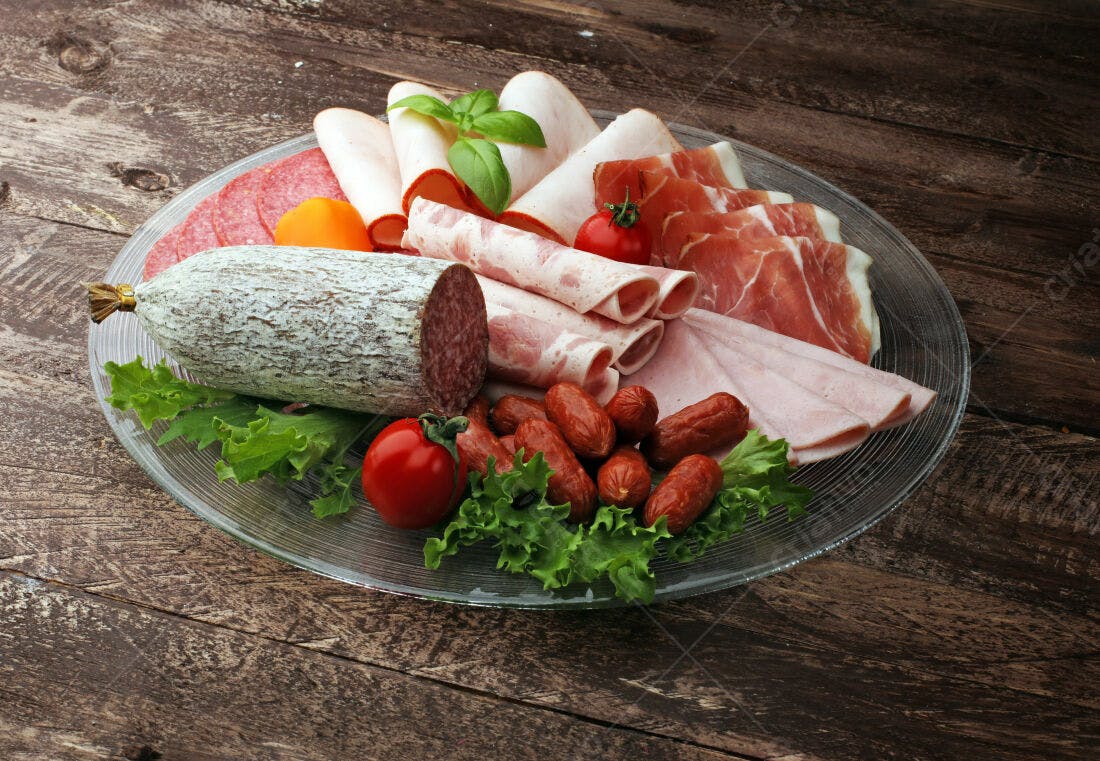 Prato de frios variados com salame e presunto