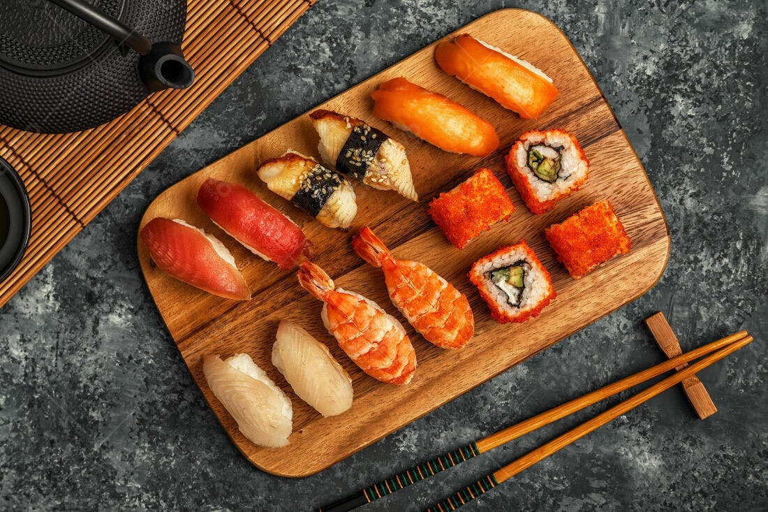 Variedade de Sushi em Tábua de Madeira