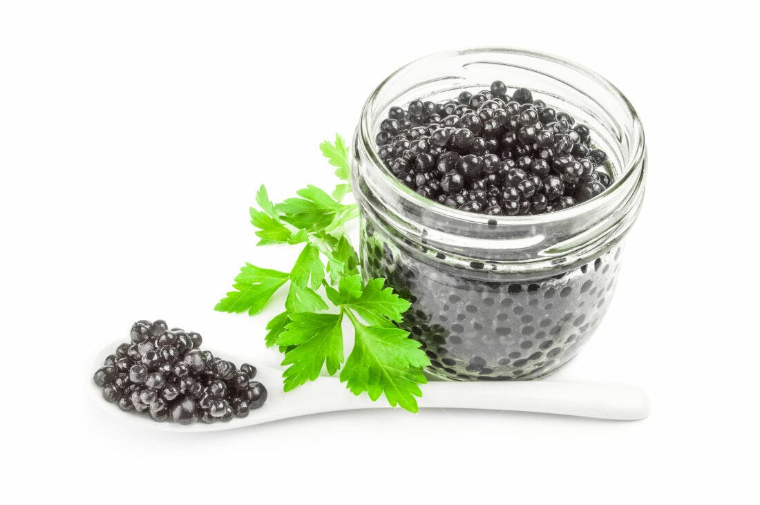 Caviar preto em pote de vidro com salsa