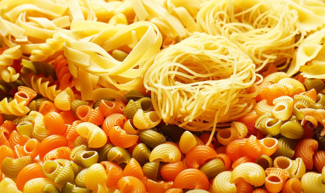 Variedade de massas italianas coloridas