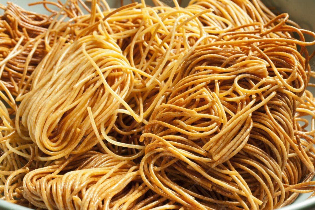 Macarrão fino dourado em tigela