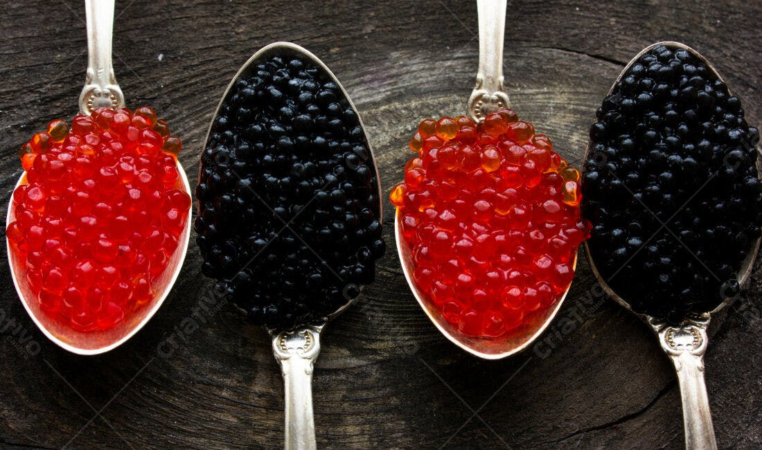 Caviar vermelho e preto em colheres antigas