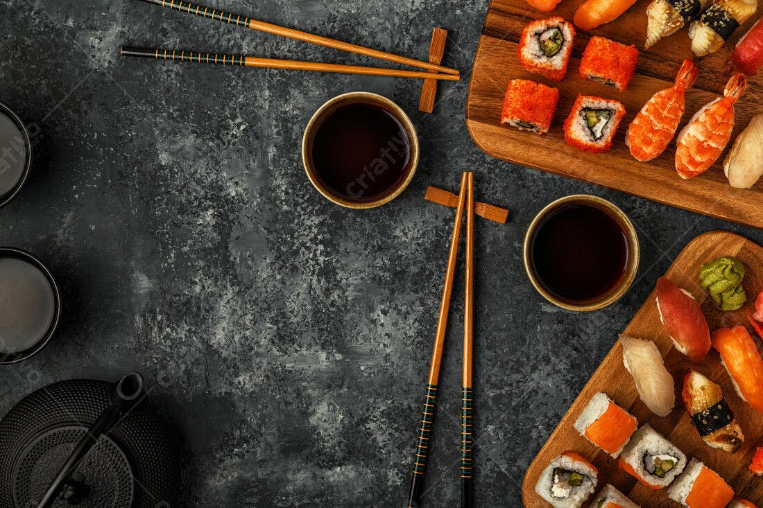 Sushi variado em tábua de madeira