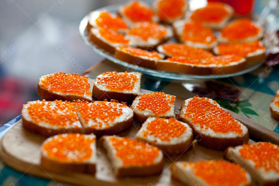 Canapés de caviar vermelho em mesa