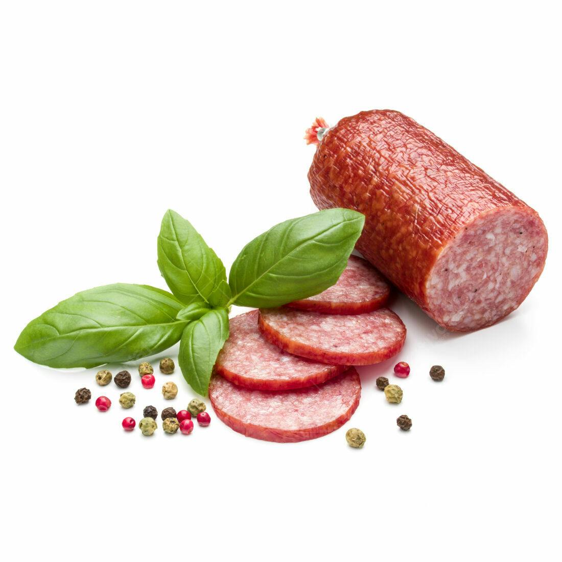 Salame fatiado com manjericão e pimenta