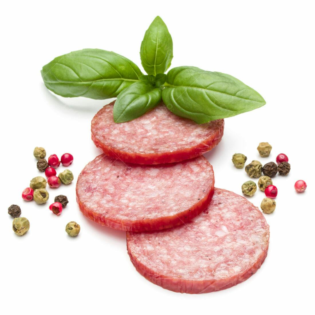 Salame fatiado com manjericão e pimenta