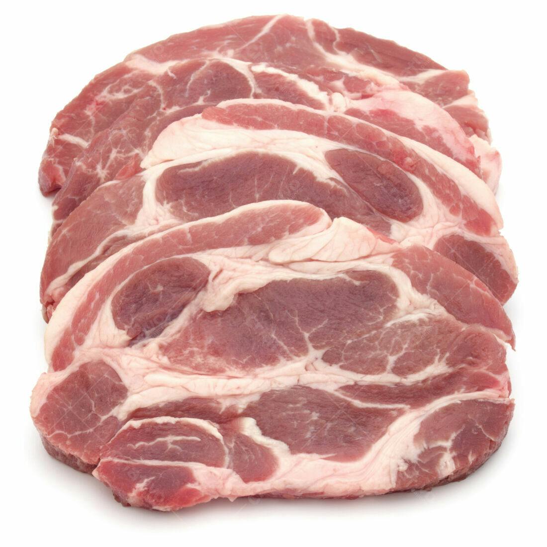 Fatias de carne suína crua sobre fundo branco
