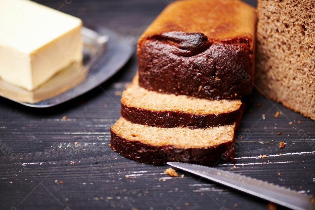 Pão integral fatiado com manteiga