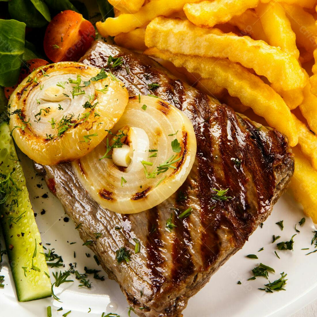 Bife grelhado com fritas e cebola