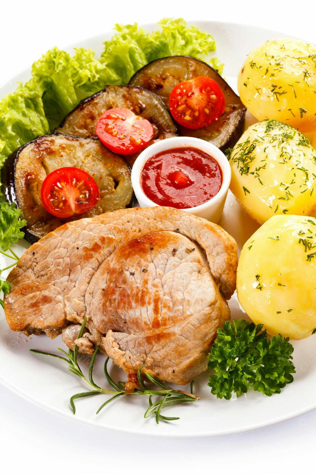 Prato de carne grelhada batatas e legumes