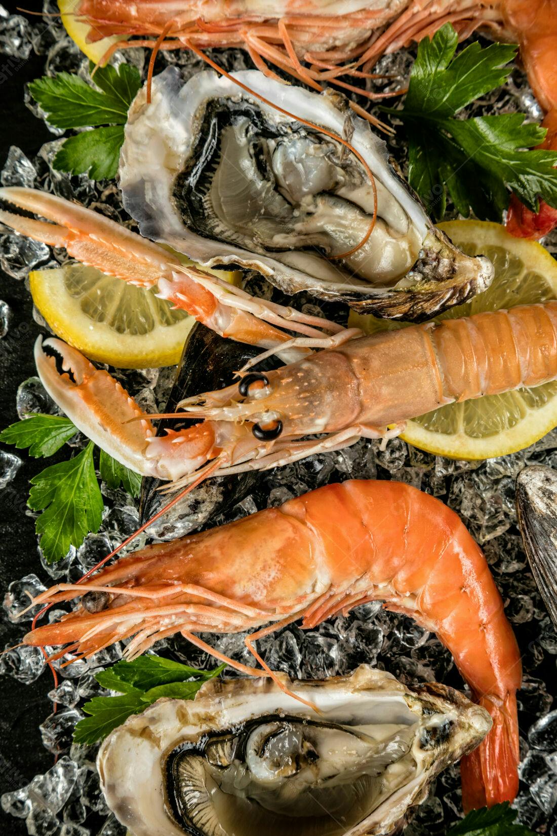 Frutos do mar frescos sobre gelo