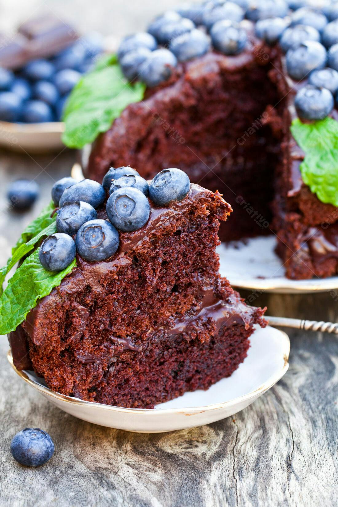 Bolo de chocolate com mirtilos e cobertura