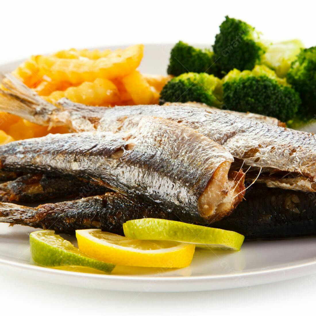 Peixe frito com batatas e brócolis