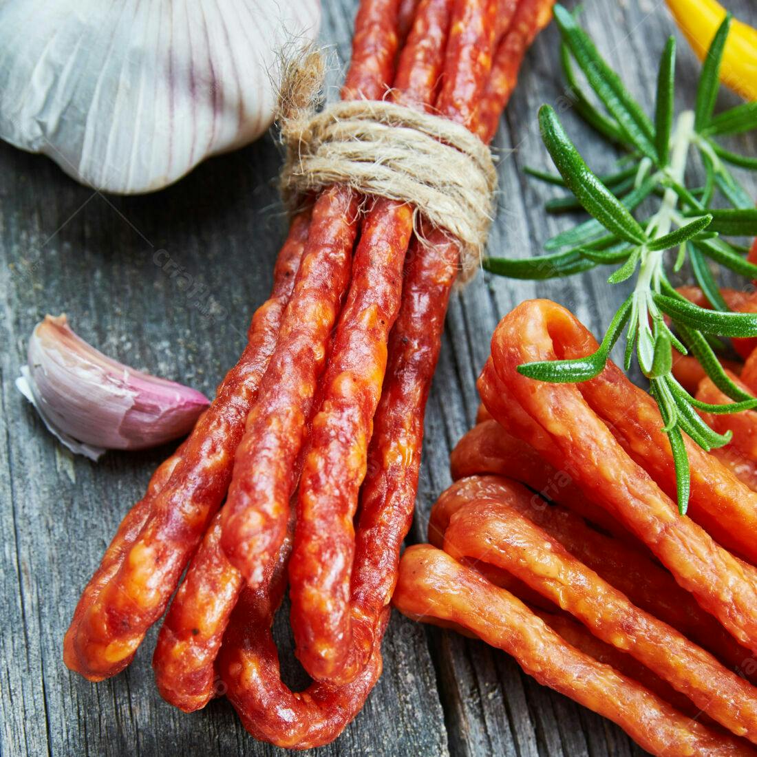 Salsichas e lingüiças defumadas com alho e alecrim