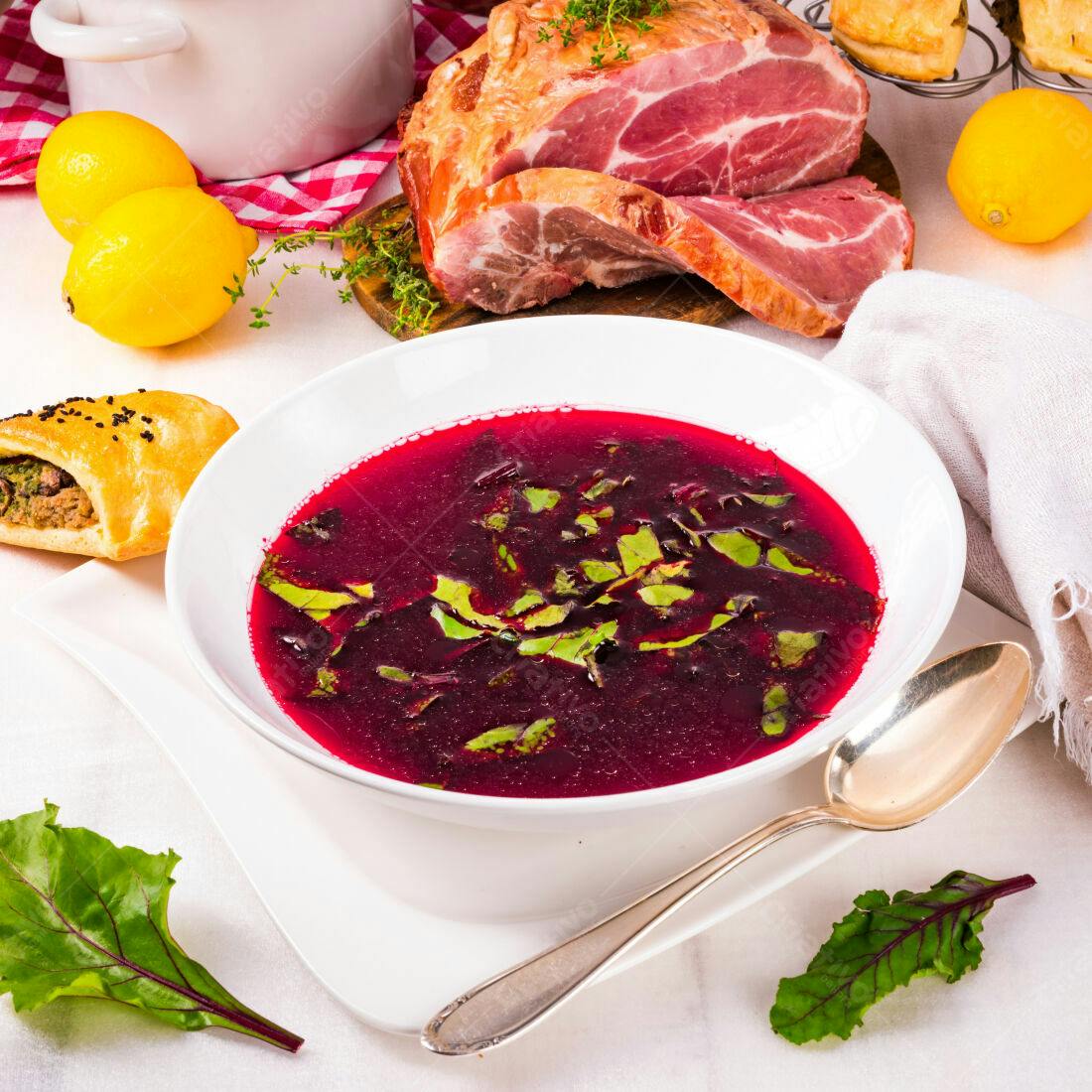 Sopa de beterraba com carne assada