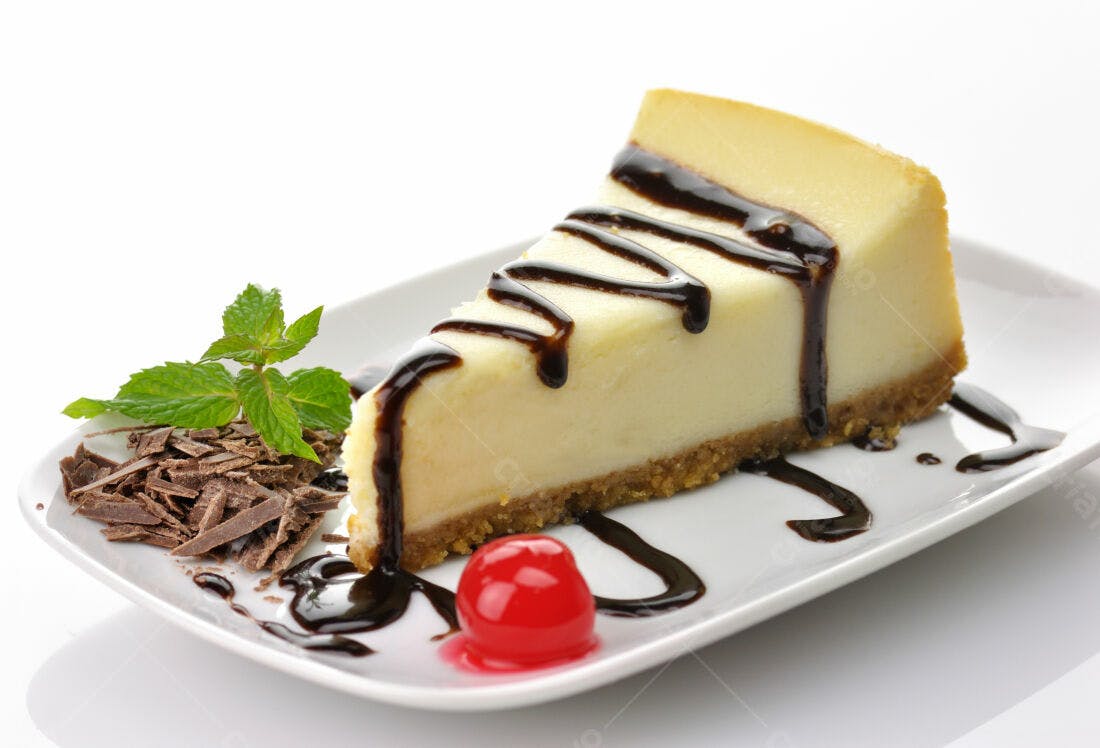 Cheesecake com calda de chocolate e cereja