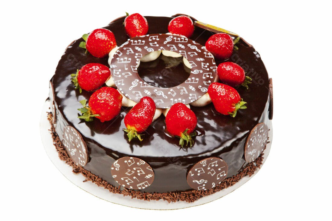 Bolo de chocolate com morangos e notas musicais