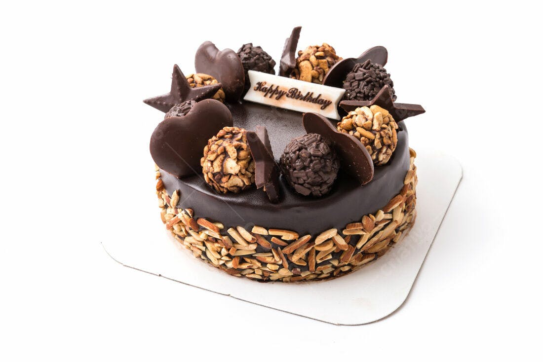 Bolo de chocolate com amêndoas e bombons